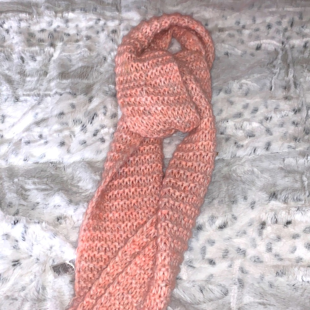 I am selling a scarf!!!!